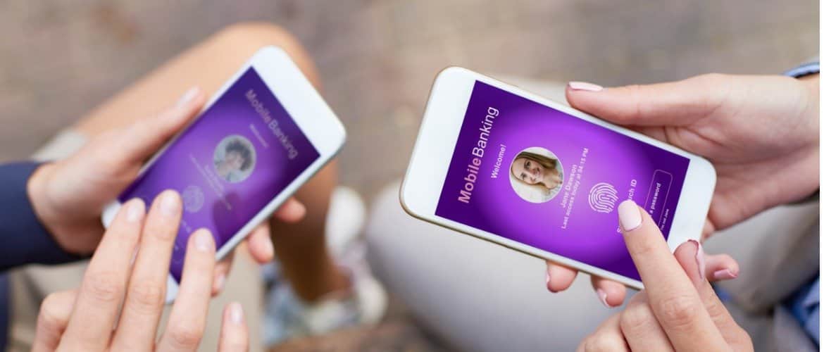 Pessoas utilizando um aplicativo de mobile banking com tecnologia de biometria como segurança da informação