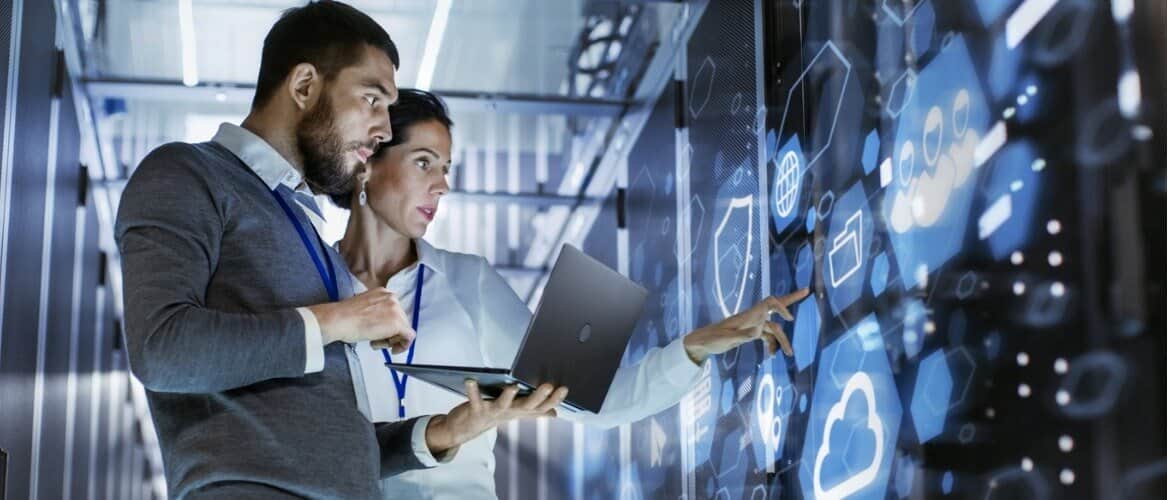 Imagem conceito de um homem e uma mulher trabalhando em um data center