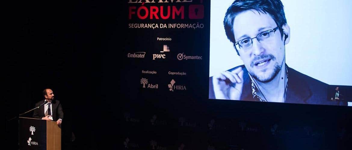 Imagem de Edward Snowden na abertura EXAME Fórum Segurança da Informação, em 2018