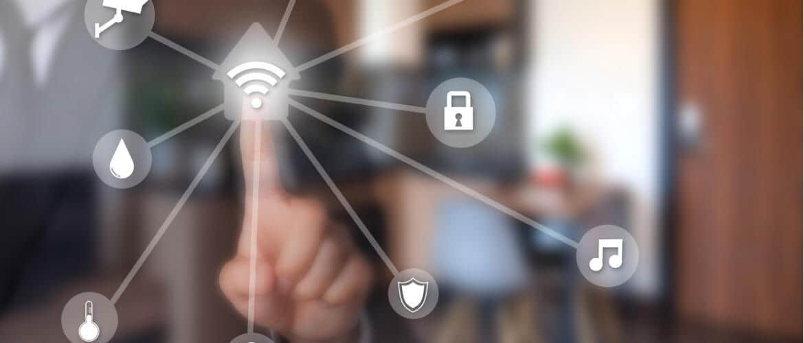 Dedo fixo em um ícone de casa conectada, ligando a outros ícones de segurança e IoT
