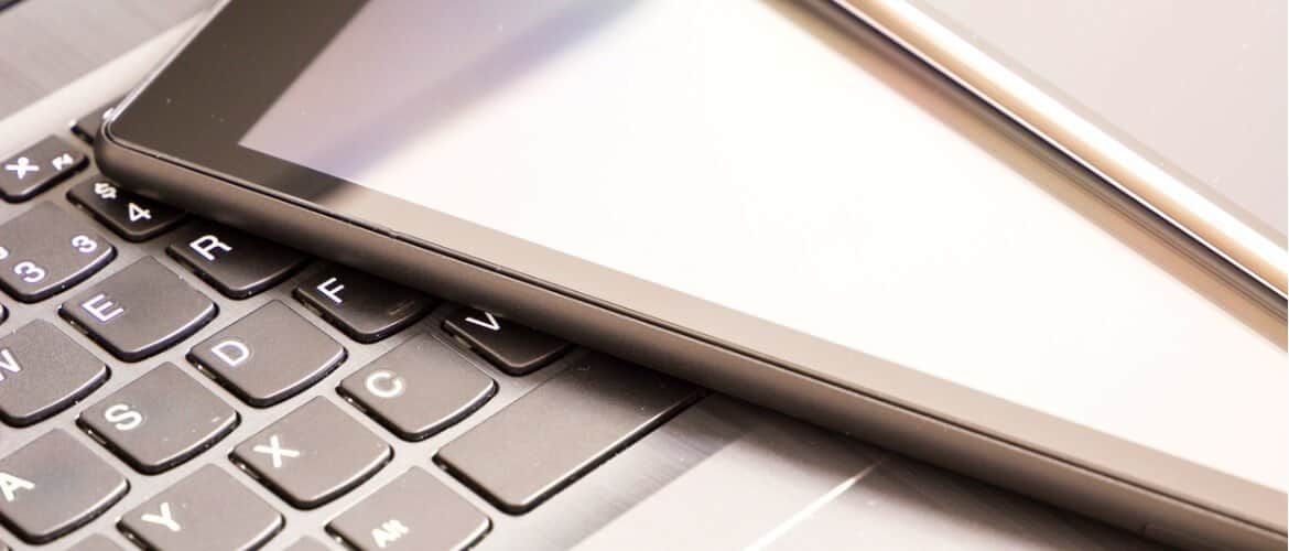 Imagem de um celular, tablet e laptop para ilustrar o conceito de compartilhamento de informações