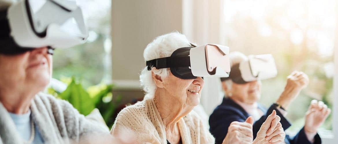 Idosos praticam atividades com um óculos de realidade virtual