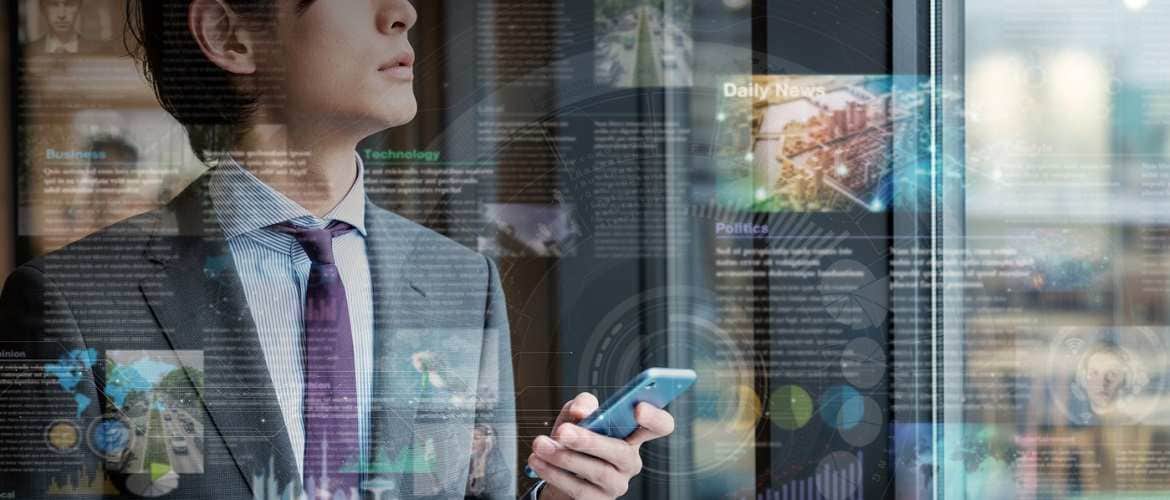 Homem segurando smartphone com hologramas baseados em inteligência artificial