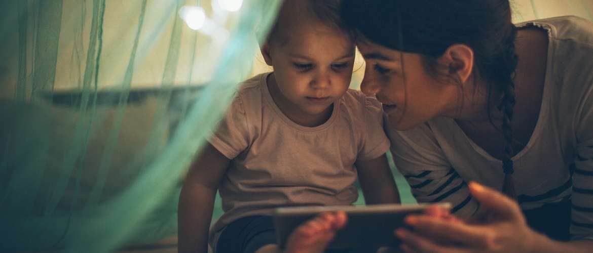 Mãe mostra smartphone para bebê da geração alfa