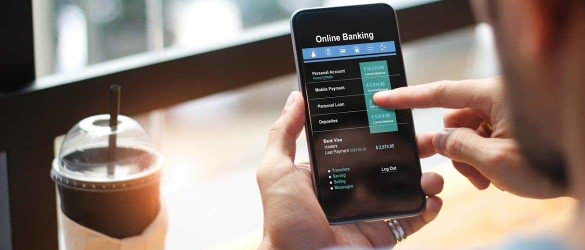 Pessoa mexendo num aplicativo de banco através de um smartphone - transformação digital
