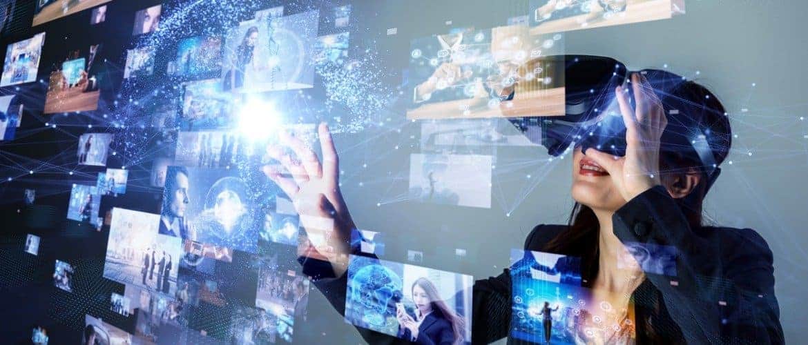 Mulher com óculos de realidade virtual. 5G será uma tecnologia que irá fomentar uso dessa ferramenta