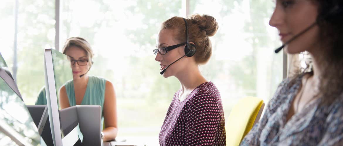 atendentes de contact center utilizam tecnologia de atendimento ao cliente para melhorar relacionamento com consumidor