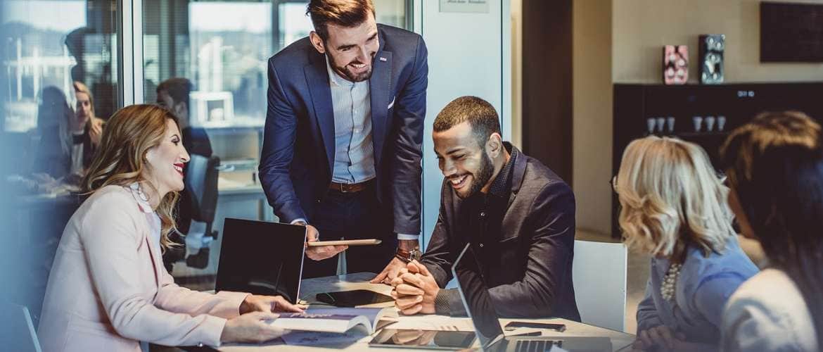 Executivos debatendo como implementar uma solução omnichannel