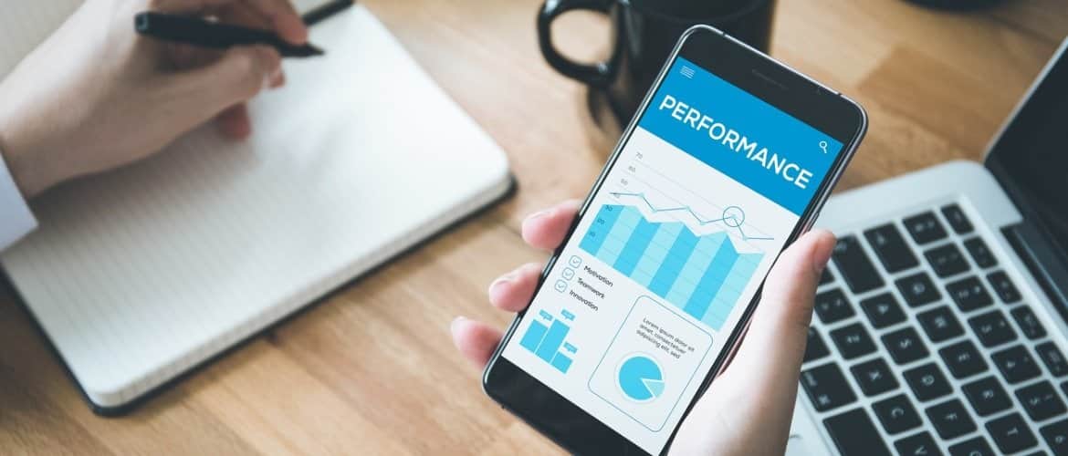Imagem de um celular exibindo gráficos de performance