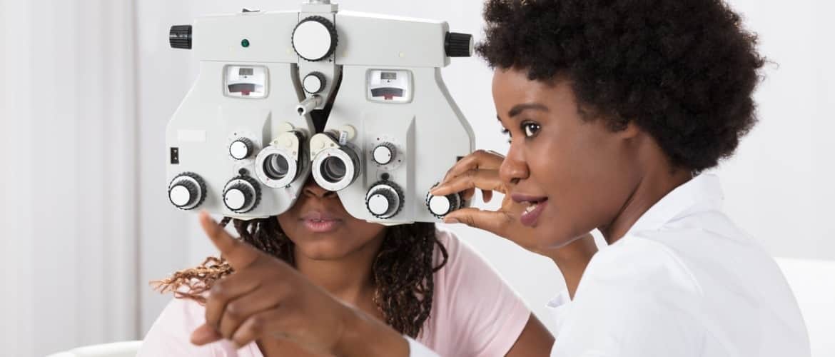 Mulher oftalmologista realiza teste oftalmológico em paciente