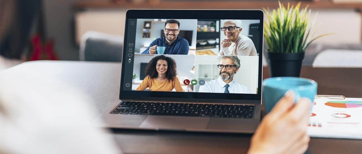 Imagem de uma videochamada de trabalho sendo realizada em um laptop
