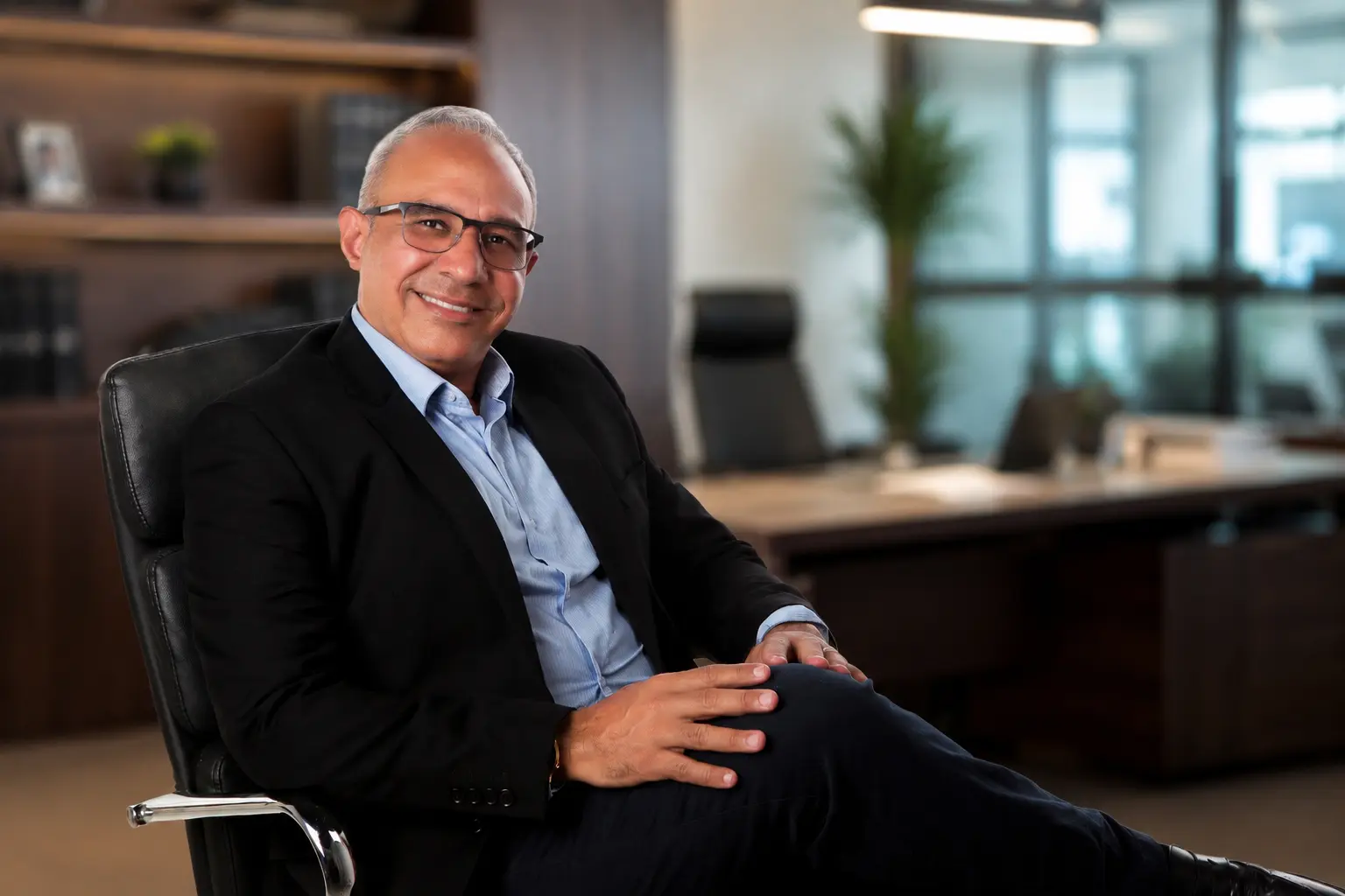 Luiz Improta, especialista em produtos de cibersegurança da Claro empresas sentado em uma cadeira e um escritório ao fundo