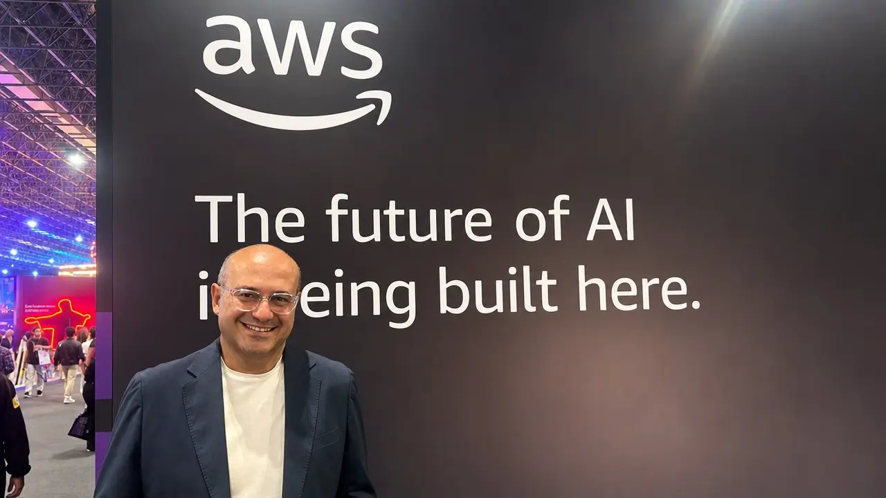 Cléber Morais, diretor-geral da AWS no Brasil em frente ao painel da empresa no evento Web Summit Rio 2026