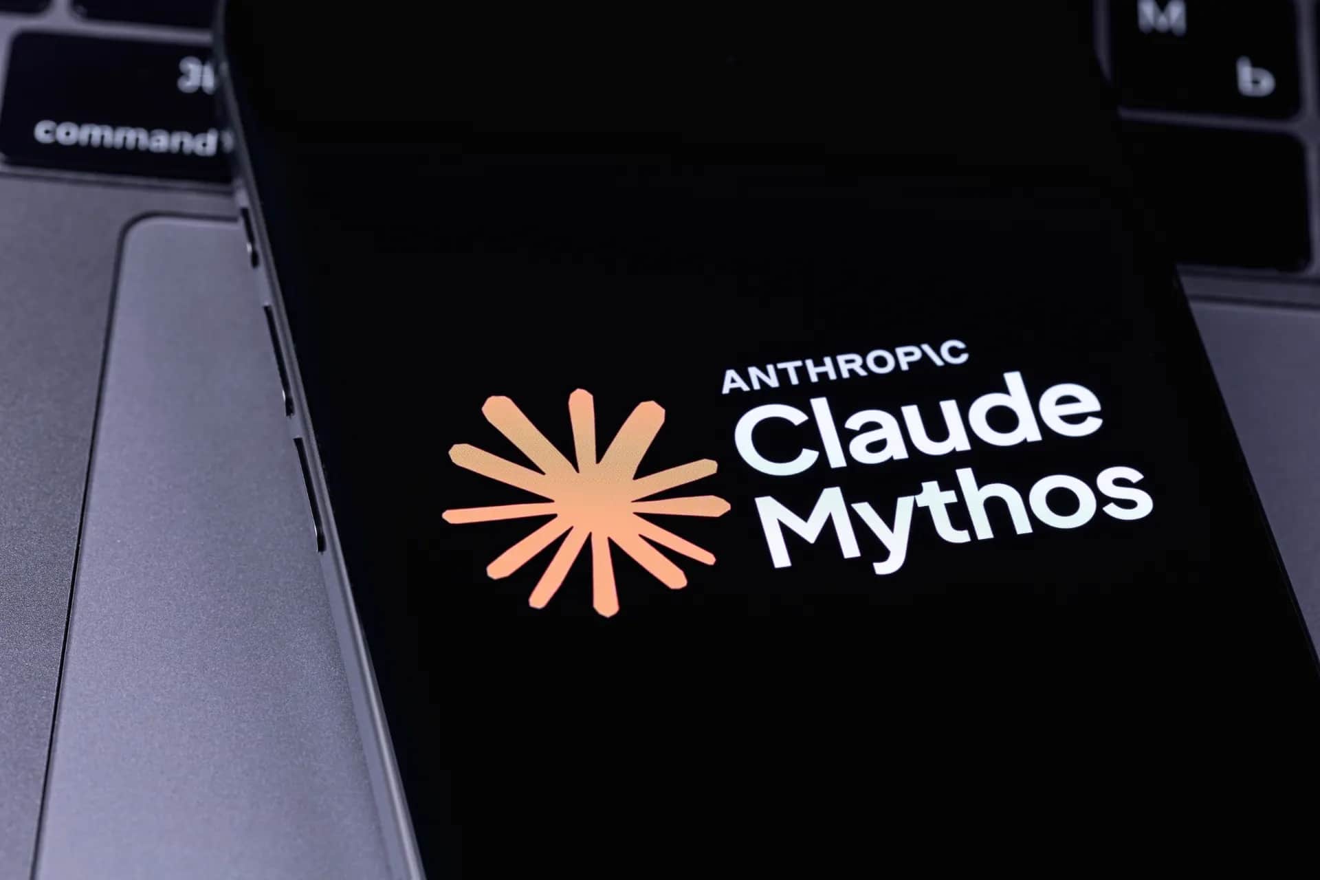 Logotipo do aplicativo Claude Mythos da Anthropic exibido em um smartphone, com o nome Claude Mythos em destaque na tela.