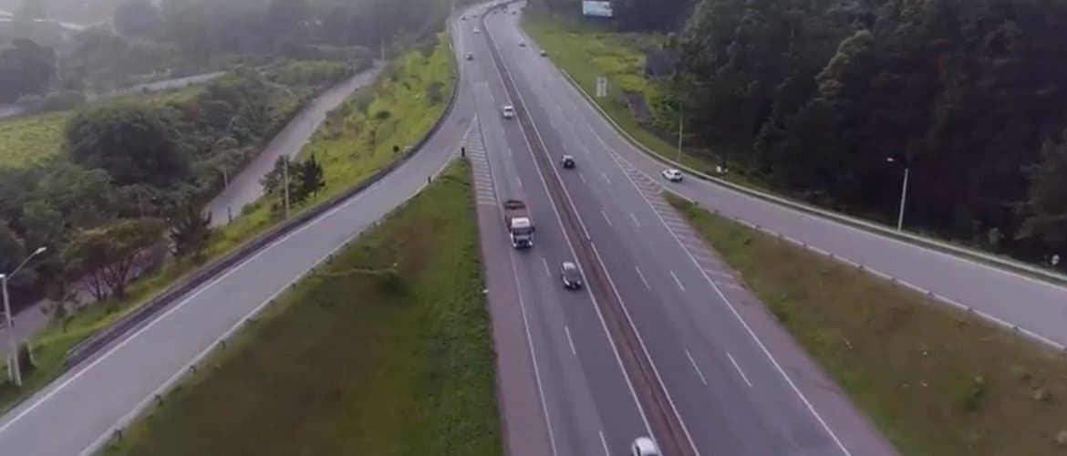 Imagem de um caminhão em uma rodovia