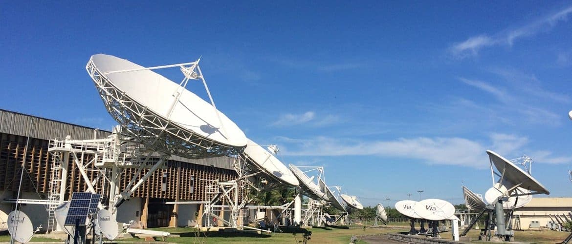 Imagem da Estação de Guaratiba da Embratel, mostrando diversas antenas parabólicas apontadas para o céu
