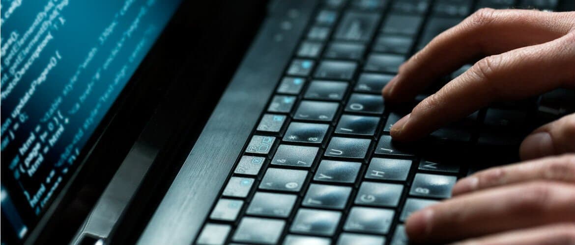 Imagem de uma pessoa digitando códigos de computação