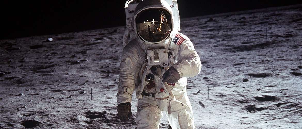 Astronauta Buzz Aldrin caminha na superfície da lua