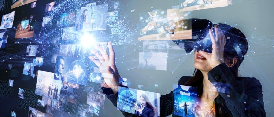 Mulher com óculos de realidade virtual. 5G será uma tecnologia que irá fomentar uso dessa ferramenta