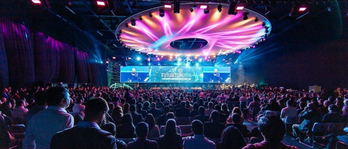 Imagem mostra a plateia e o palco principal da Futurecom 2019