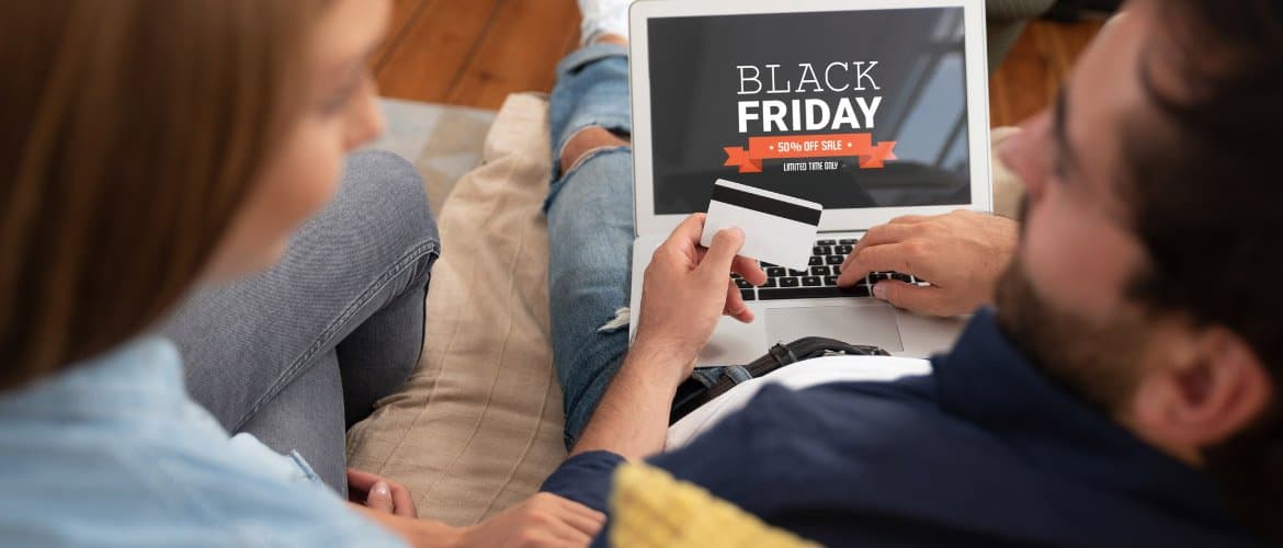 Imagem de um homem e uma mulher realizando uma compra on-line durante a Black Friday
