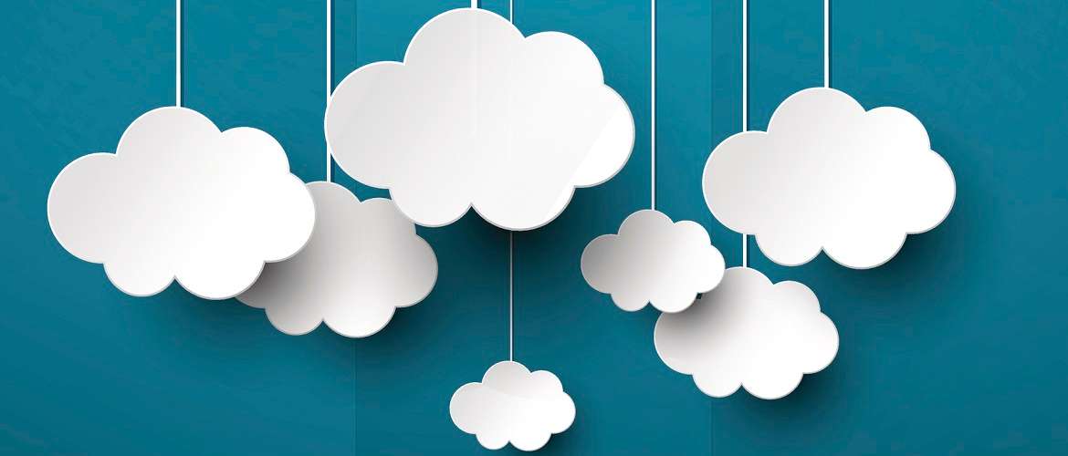 Imagem conceito de multicloud, com várias nuvens, de diferentes tamanhos, penduradas por fios