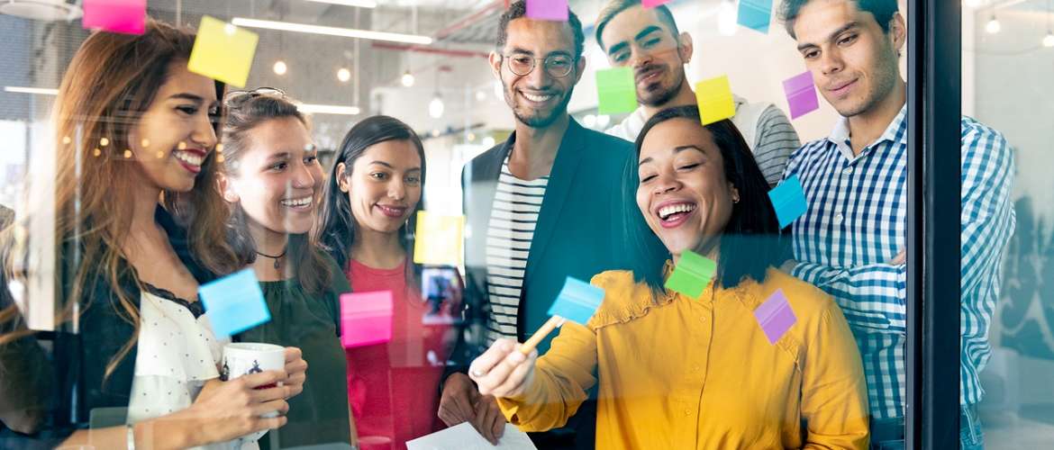 Imagem de pessoas em ambiente corporativo trabalhando em um projeto com metodologia ágil