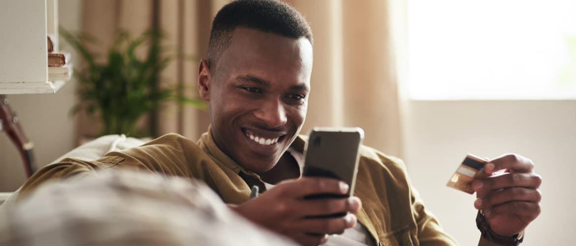imagem de um homem fazendo uma compra pelo celular shopstreaming