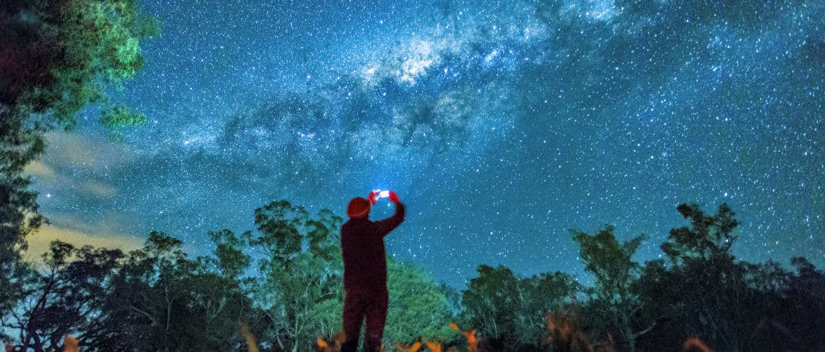 imagem_homem_fotografando_celular_ceu_estrelado_satelite_embratel_1170x500