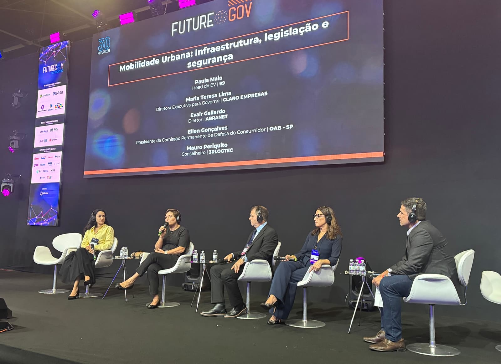 Da esquerda para a direita: Paula Maia, Maria Teresa Lima, Mauro Periquito, Ellen Gonçalves e Evair Gallardo. Painel Mobilidade Urbana: Infraestrutura, legislação e segurança no Futurecom 2025