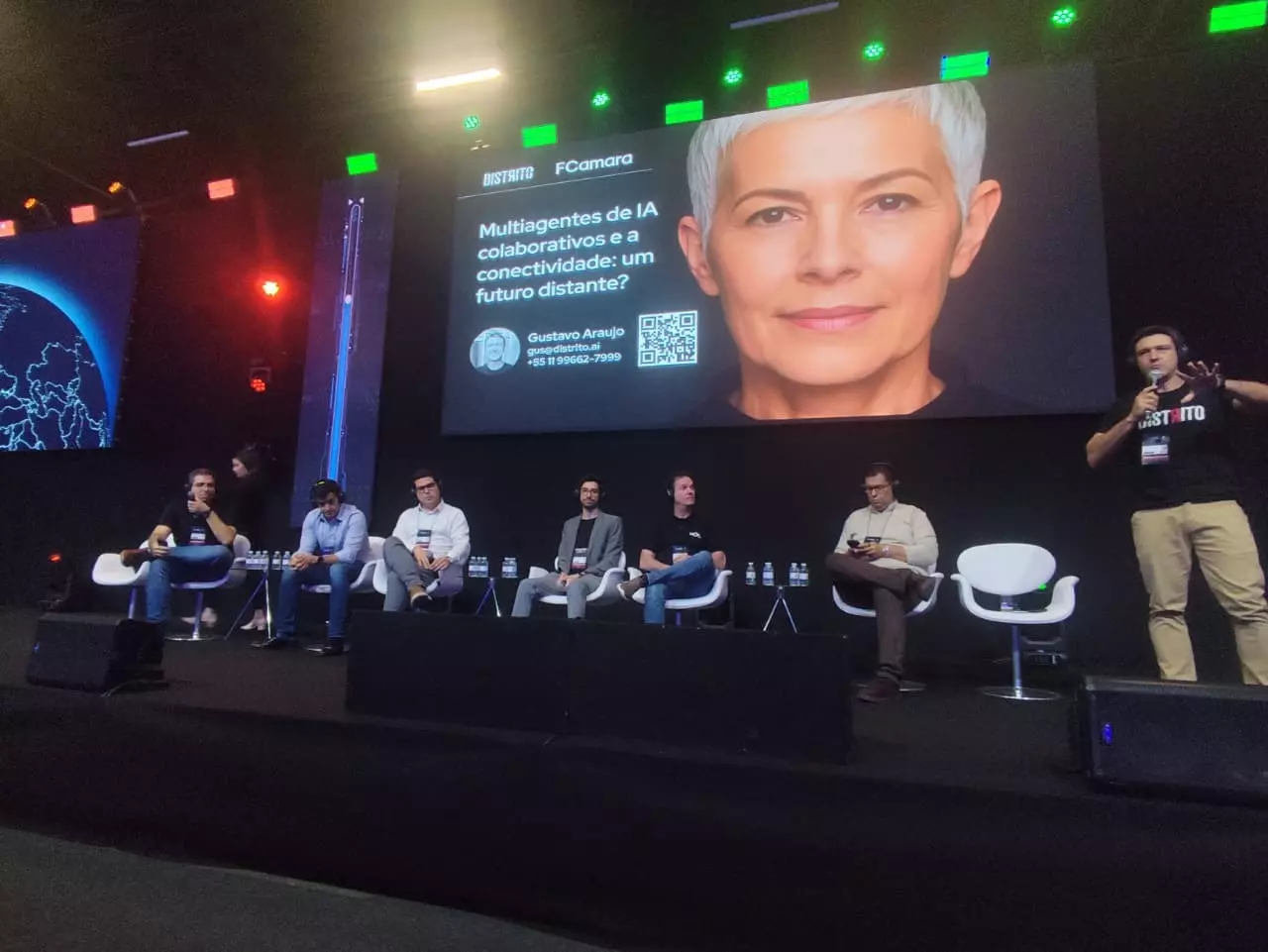 Painel do evento Futurecom 2025 com múltiplos agentes de IA colaborativos e conectividade do futuro, com especialistas e uma palestrante em destaque.