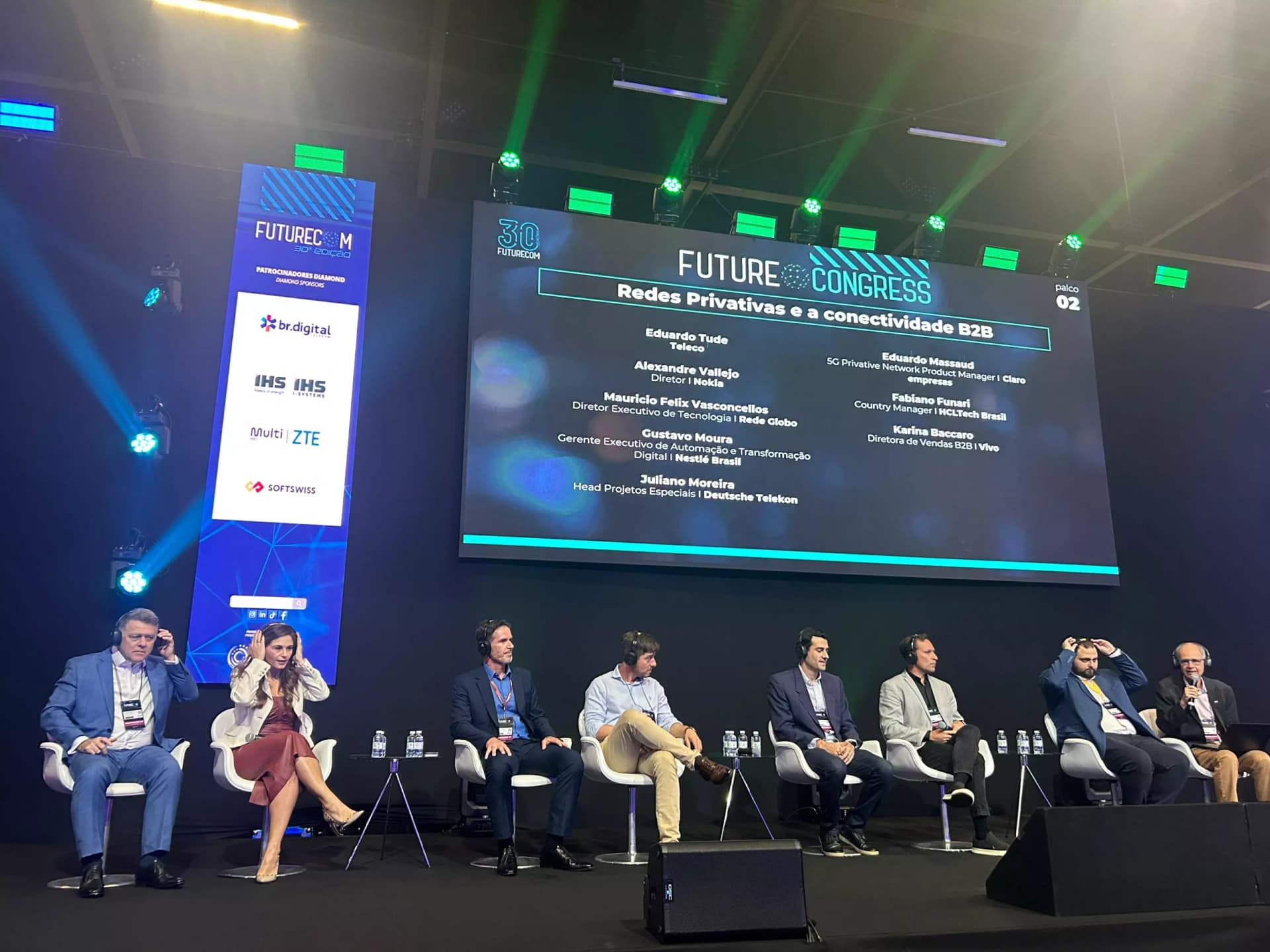 Painel de discussão no evento Futurecom 2025 sobre redes privativas, conectividade B2B e tecnologias de redes para o futuro do setor de telecomunicações.