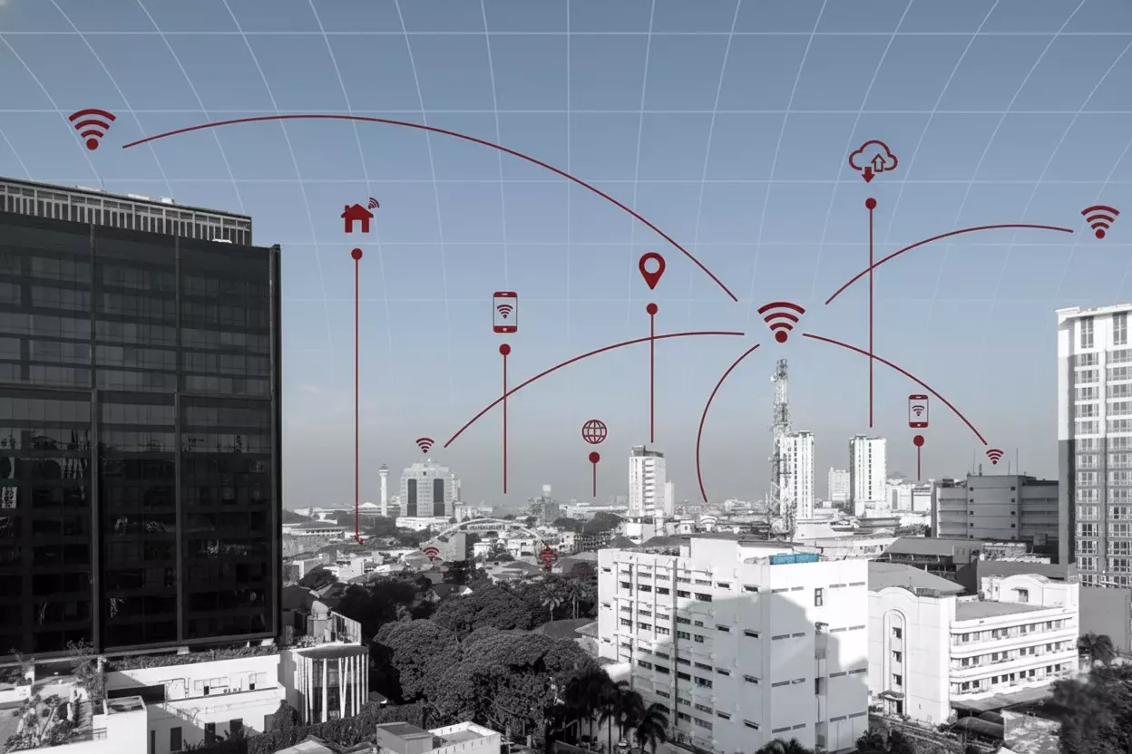 Ilustração sobre a padronização da IoT no Brasil, com conexões de dispositivos inteligentes e infraestrutura urbana conectada por redes