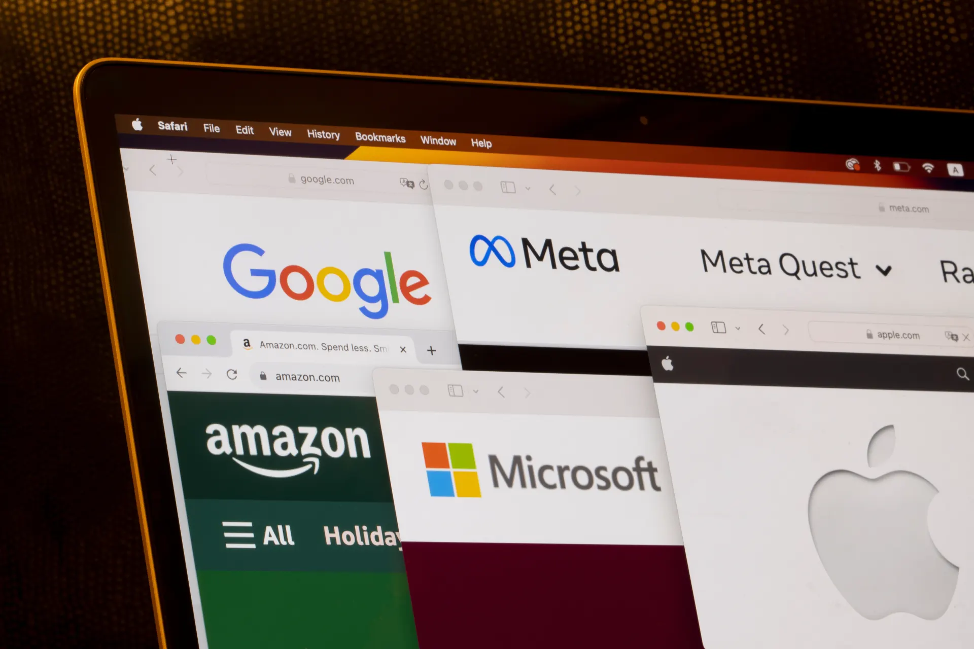 Tela de notebooks com logos de grandes empresas de tecnologia como Google, Meta, Amazon, Microsoft e Apple, representando as big techs em competição no mercado de tecnologia e internet.