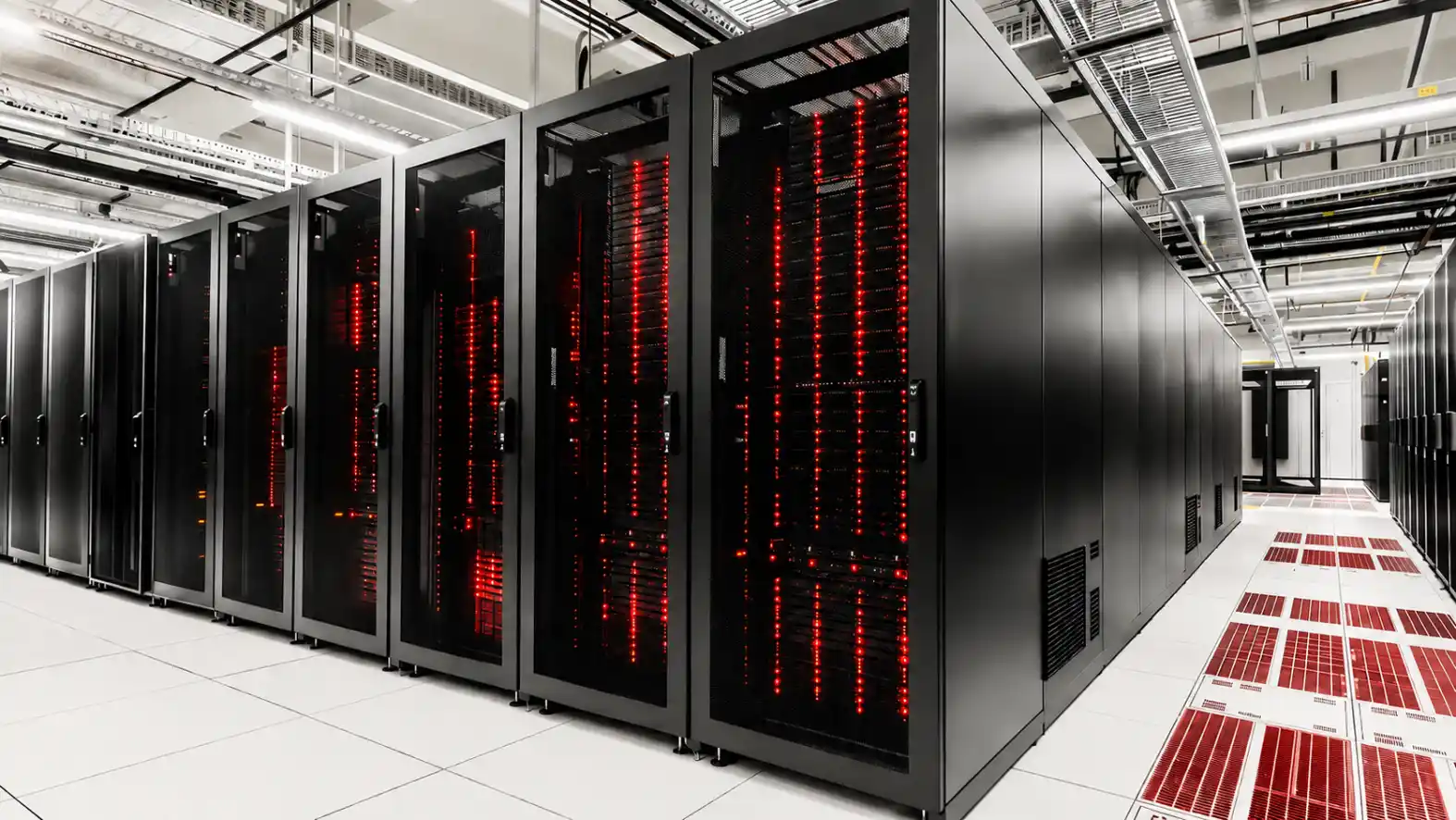 Servidores e racks de dados em um data center com luzes vermelhas de processamento, destacando infraestrutura de TI para alternativas ao Redata (redata).