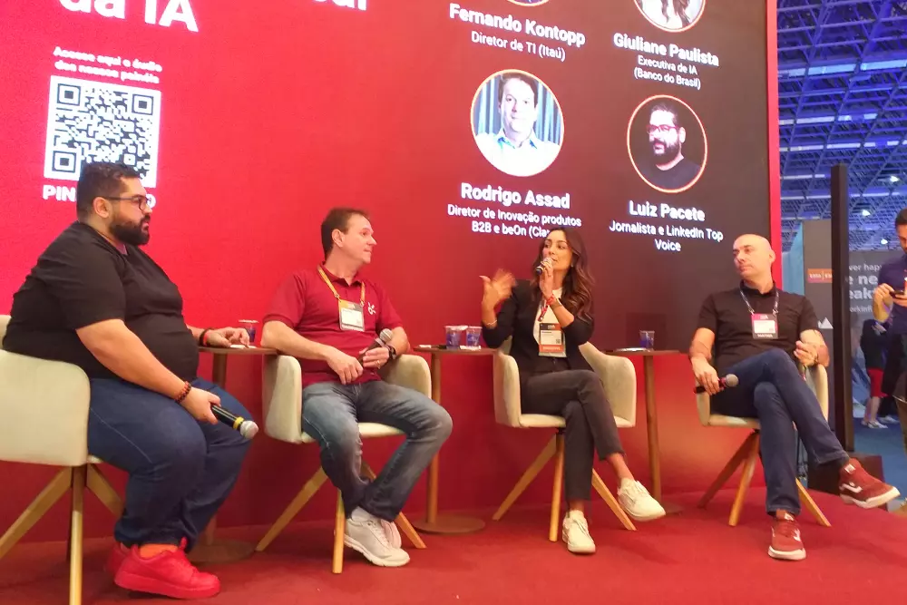 Da esquerda para a direita: Luiz Pacete, Rodrigo Assad, Giuliane Paulista e Fernando Kontopp. Executivos no painel Grandes bancos, resultados reais – a IA em ação, durante o Web Summit Rio 2026