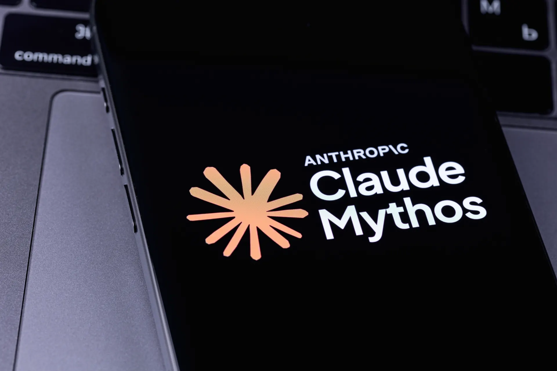 Logotipo do aplicativo Claude Mythos da Anthropic exibido em um smartphone, com o nome Claude Mythos em destaque na tela.