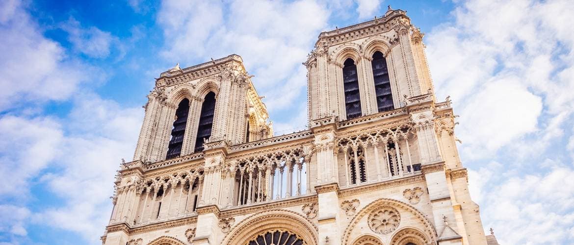 Imagem da Catedral de Notre-Dame, que contou com a ajuda de um robô e outras tecnologias para controlar o incêndio no local.