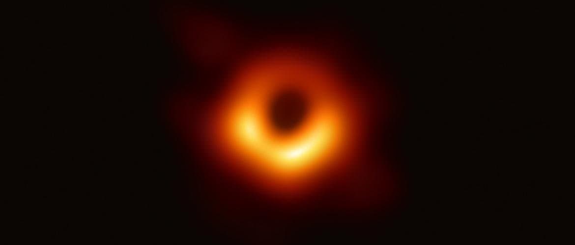 Imagem do buraco negra gerada por um algoritmo criado pela cientista Kaite Bouman