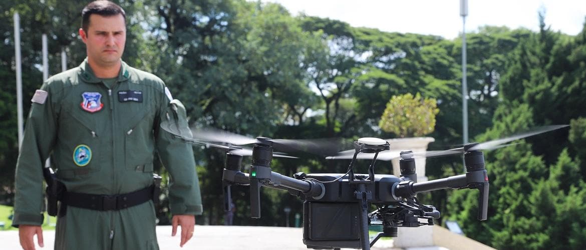 Policial de São Paulo com um drone. Equipamento será usado para segurança.