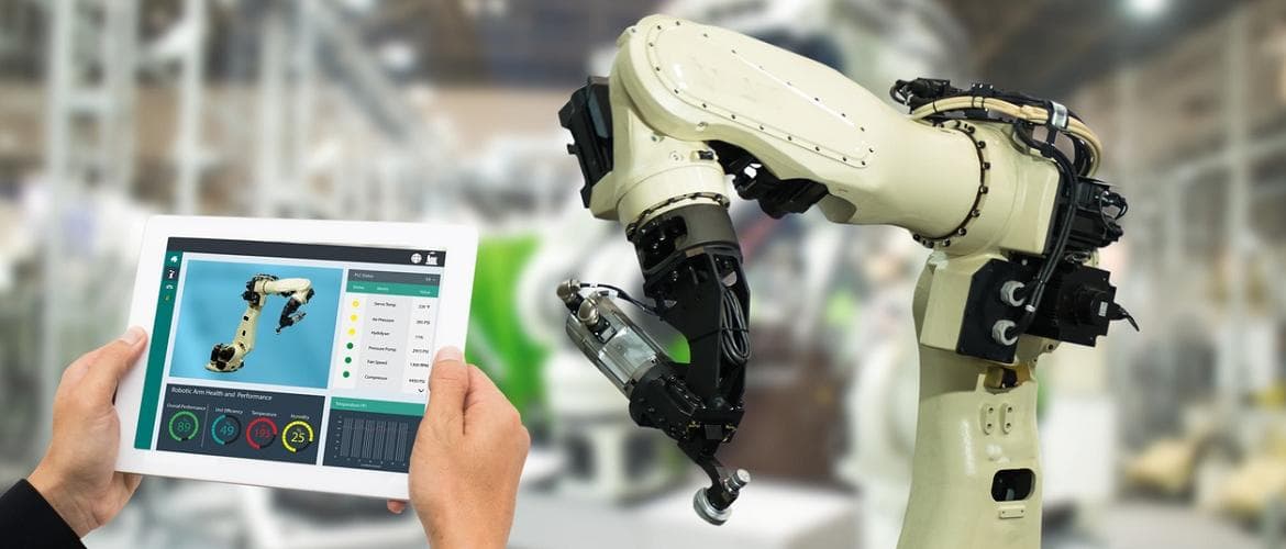 Homem utiliza tablet para mexer em dispositivo iot