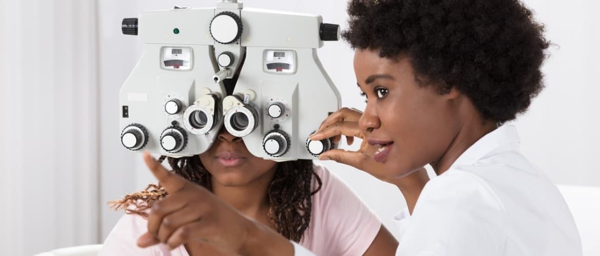 Mulher oftalmologista realiza teste oftalmológico em paciente