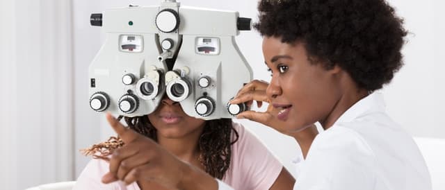 Mulher oftalmologista realiza teste oftalmológico em paciente