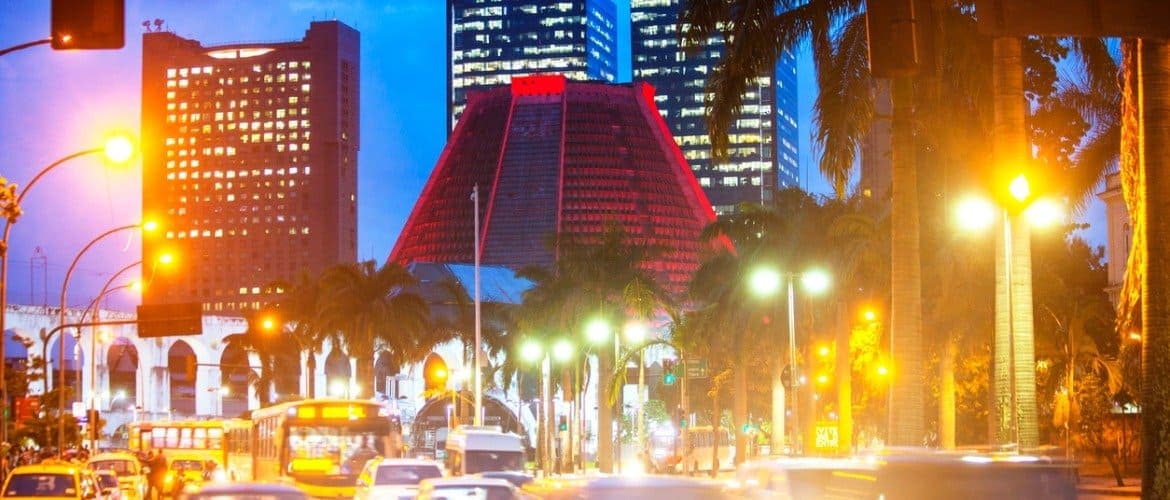 Imagem de iluminação noturna urbana do Rio de Janeiro