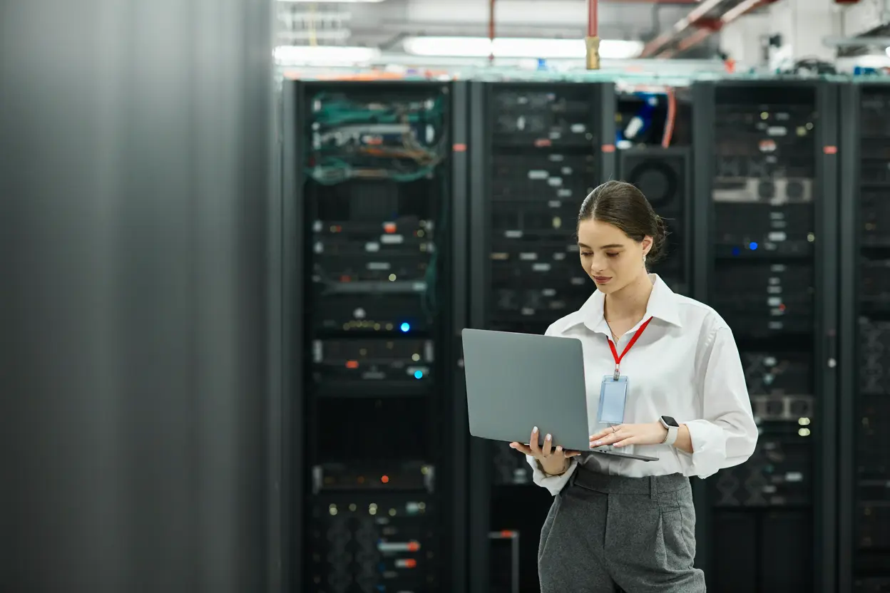 Profissional verifica servidores em um data center moderno, ilustrando a crescente demanda por energia elétrica, prevista para alcançar 3,6% em 2029.