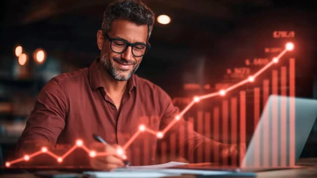 Homem sorridente analisando crescimento de investimentos em telecom, destacando o investimento de R$ 16,5 bilhões no primeiro semestre de 2025 com foco em 5G.