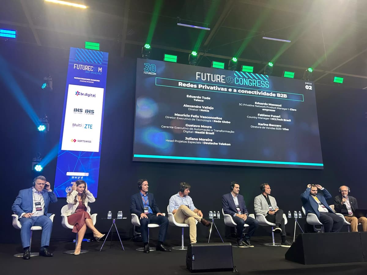 Painel de discussão no evento Futurecom 2025 sobre redes privativas, conectividade B2B e tecnologias de redes para o futuro do setor de telecomunicações.