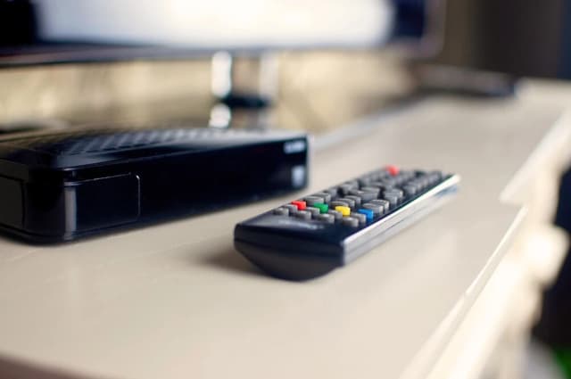 TV Box com controle remoto em destaque, destacando os riscos de aparelhos não homologados pela Anatel em relação ao uso de TV Box no Brasil.