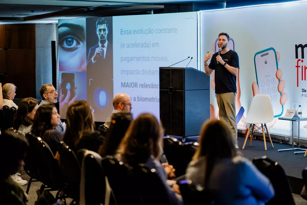 Felipe Schepers, diretor da Opinion Box no palco do MobiMeeting Finance + ID 2025