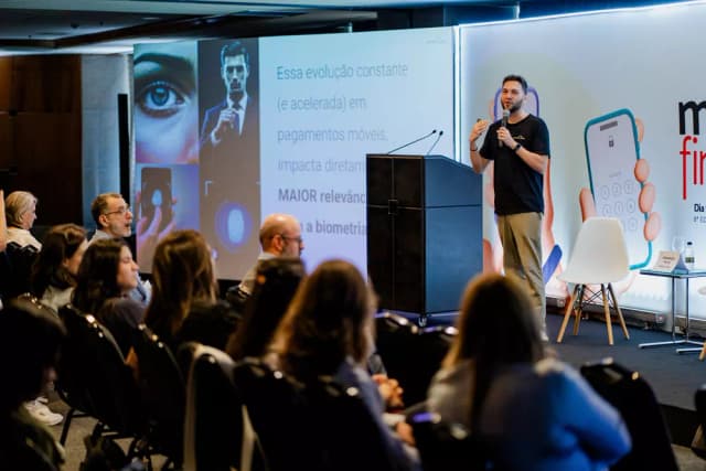 Felipe Schepers, diretor da Opinion Box no palco do MobiMeeting Finance + ID 2025